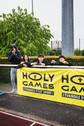 Un match de foot organisé dans le cadre des «Holy Games» se déroule au stade Léo-Lagrange de Poissy dimanche 5 mai 2024. La sélection nationale des prêtres (équipe jaune) est opposée au Variétés Club de France (équipe verte). Les seconds l'emportent 4 buts à 1. Le Variétés Club rassemble dans la même équipe d'anciens sportifs, des personnalités ainsi qu'un imam, un rabbin, un prêtre et un pasteur. La sélection nationale des prêtres, elle, est composée de prêtres et de séminaristes. Sur l'image, des spectateurs autour du terrain pendant le match.