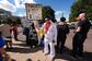Un manifestant déguisé en Elvis Presley brandit une pancarte «Il n'y a qu'un seul roi" lors du rassemblement dans les rues de Denver, le samedi 18 octobre.