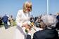 Brigitte Macron reçoit une rose blanche d'une femme vétéran lors de la cérémonie britannique du 80e anniversaire du Débarquement au Mémorial britannique de Ver-sur-Mer.