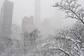 Les gratte-ciels de Manhattan vus depuis Central Park. Une importante tempête hivernale a frappé les régions du nord-est et du centre du littoral Atlantique, provoquant de fortes chutes de neige et des conditions de blizzard avec jusqu'à 58 cm de neige à New York.