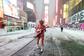 Le Naked Cowboy se produit à Times Square pendant une tempête hivernale à Manhattan, le 23 février.